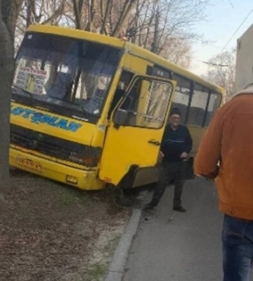 В Днепре маршрутка с пассажирами врезалась в дерево