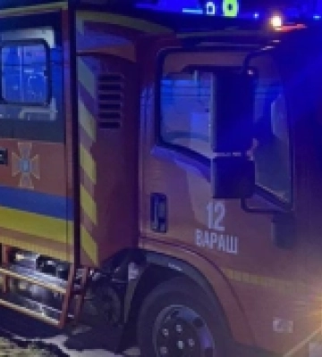 У Вараші ліквідували пожежу в легковому авто