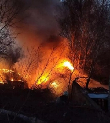 Под Днепром авто cлетело в кювет и загорелось