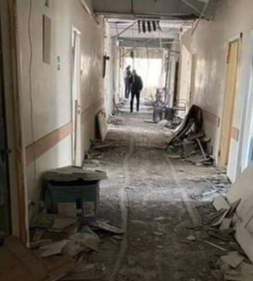 Росіяни обстріляли лікарню Херсона: влада міста показала наслідки атаки (відео)