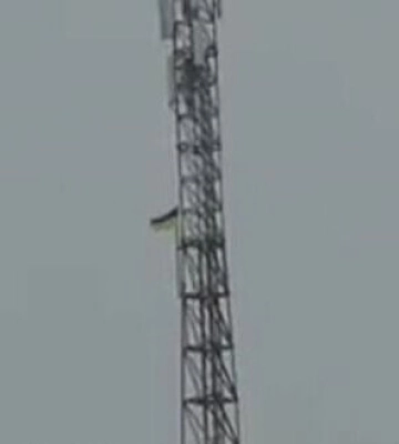 Флаг Украины установлен над поселком Грушевка в оккупированном Крыму. ВИДЕО