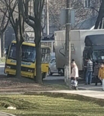 У Дніпрі маршрутка з пасажирами &quot;влетіла&quot; в дерево (Фото)