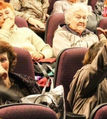 Пенсіонерам у Києві роздають безкоштовні квитки у кіно: як і коли їх можна отримати