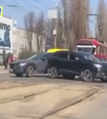 Рух трамваїв заблоковано: у Дніпрі сталася аварія на проспекті Богдана Хмельницького (Відео)