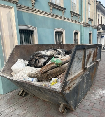 Труп корови, який бачили у смітнику поряд з музеєм в Одесі, виявився опудалом