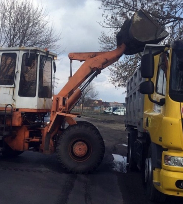 У Луцьку прибирають вулиці від зимового бруду