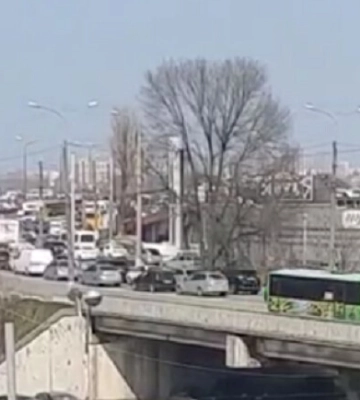 В Днепре на Новом мосту образовалась большая пробка