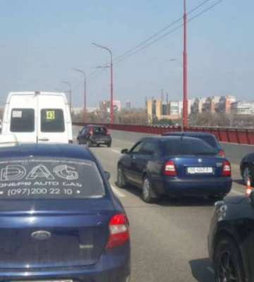 Великий затор та поліція на Центральному мосту у Дніпрі: що трапилось