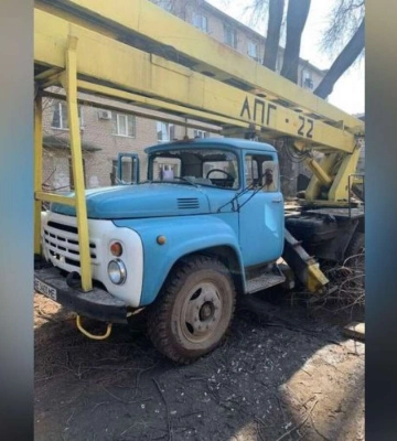 На Дніпропетровщині чоловік з сокирою напав на комунальників (Відео)