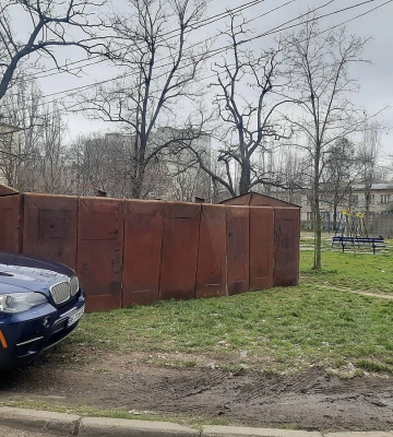 У Миколаєві протягом декількох годин демонтували щойно встановлену незаконну споруду