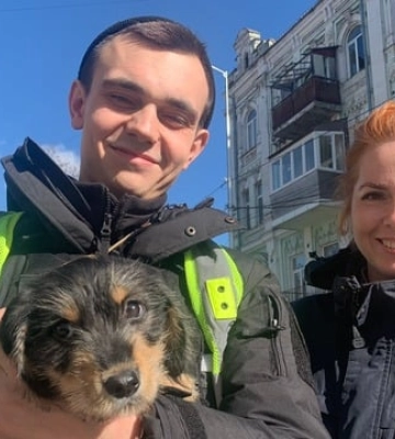 Поила водкой и била: в Киеве полиция спасла собаку от жестокой владелицы