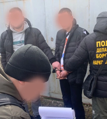 Під час затримання з ножем напав на поліцейських: у Тернополі впіймали наркоторговця