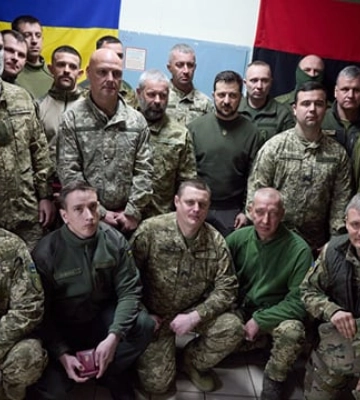 Зеленский наградил военных в Херсонской области и получил символический подарок с картой Крыма