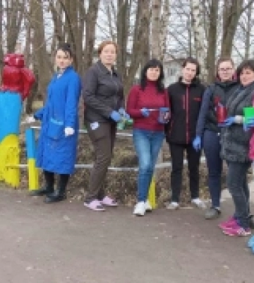Педагоги впорядкували територію поблизу джерела у Корці