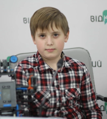 У Дніпрі діти програмують роботів, з якими можна обійматися