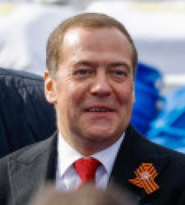 медведев: россия планирует сделать в этом году 1500 танков