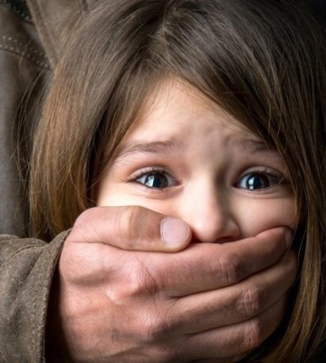 Троє підлітків уникнули покарання за зґвалтування школярки. Соцмережі обурені вироком суду