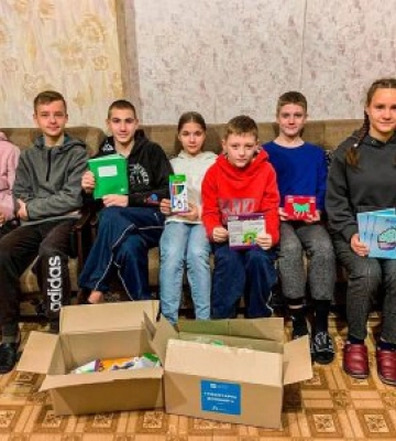 Миколаївським школярам передали канцелярські набори для дистанційного навчання