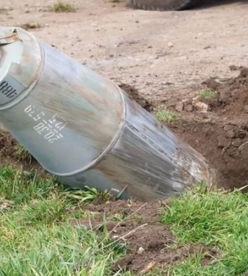 Рятувальники показали, як підірвали ворожу авіаційну бомбу під Запоріжжям
