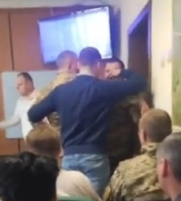 Сын мэра Березани Киевской области ударил по лицу человека в военной форме, – соцсети (видео) Сын мэра Березани Киевской области ударил по лицу человека в военной форме, – соцсети (видео)