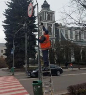 У Житомирі комунальники наводять лад у місті