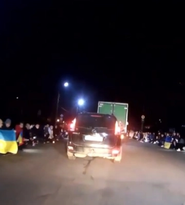 Конотопська громада, стоячи на колінах, зустріла загиблого героя