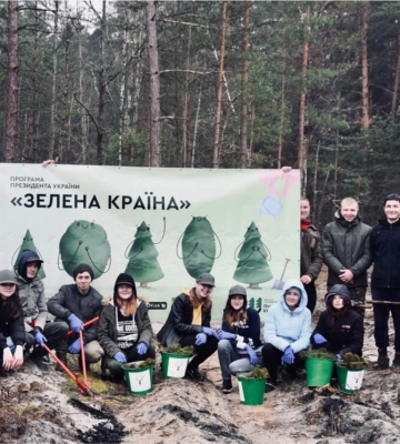 Висадили понад шість тисяч нових дерев: маневицькі школярі допомагали лісівникам