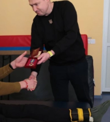 Очільник Львівщини вручив державну нагороду захисникові України, який повернувся з полону