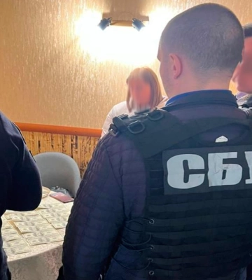 На Кіровоградщині депутатку селищної ради підозрюють у хабарництві