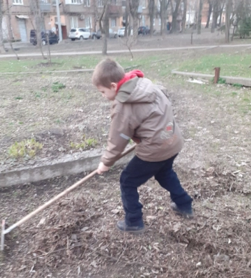 У Дніпрі мешканці 12 кварталу шукають насіння та квіти для клумби, яку відвоювали у наркоманів (Фото)