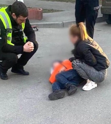 Під Києвом маленький хлопчик вибіг на дорогу і потрапив під авто