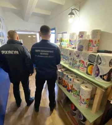 Нелегальна продукція на 2 мільйони гривень: на Волині викрили масштабне підпільне виробництво побутової хімії (Фото)