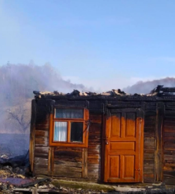 В селі на Львівщині палії трави спалили господарську будівлю