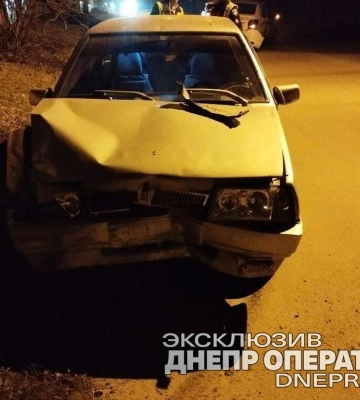 У Дніпрі водій ВАЗ врізався у таксі Bolt, травмував пішоходів та втік