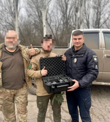 Поліцейські Кіровоградщини передали підрозділам ЗСУ квадрокоптер Mavik
