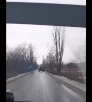 В Луганской области российские оккупанты на танке умышленно протаранили авто с людьми, — журналист (видео)
