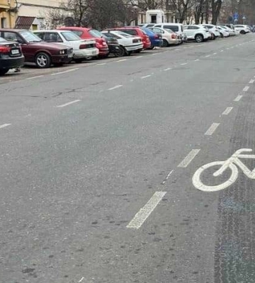 В центрі Одеси оновлюють дорожню розмітку велодоріжок