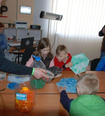 У Дніпрі дітей навчали створювати різні вироби з перероблених відходів