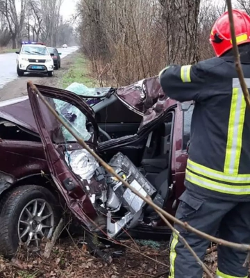 У Дніпропетровській області ВАЗ в&amp;#039;їхав у дерево: водія затиснуло в салоні