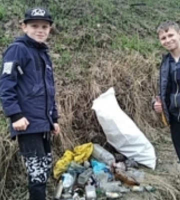 Юні рибалки з Волині прибрали міський кар’єр від сміття