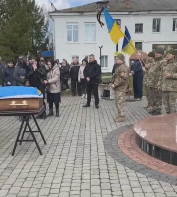 Загинув майже три місяці тому: у Луцькому районі навколішки зустріли Героя Арсена Заруцького