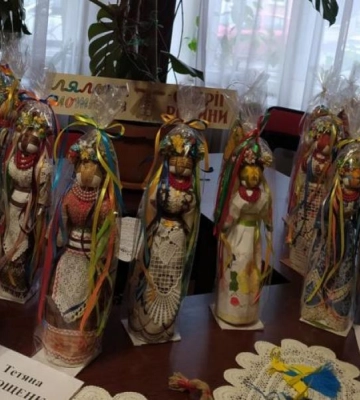 У Рівненській обласній бібліотеці продаюь ляльки-мотанки, щоб допомогти ЗСУ