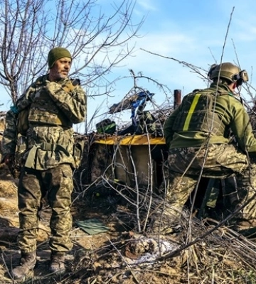 «Ворог слабшає і хоче прикрити провали». Сирський відвідав бійців під Бахмутом, спростувавши фейк росіян про «взяття» міста