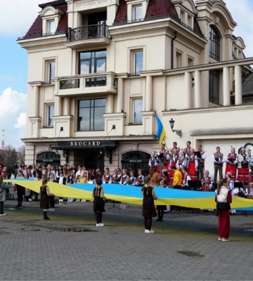 Флешмоб «Хори за мир»: в Ужгороді лунали сотні голосів, які молилися за мир (ФОТО)