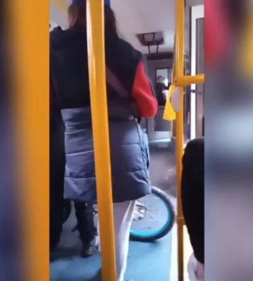 У Кривому Розі водійка тролейбусу хотіла висадити дитину з велосипедом