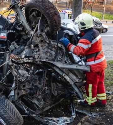 В Киеве автомобиль врезался в дерево: водитель погиб