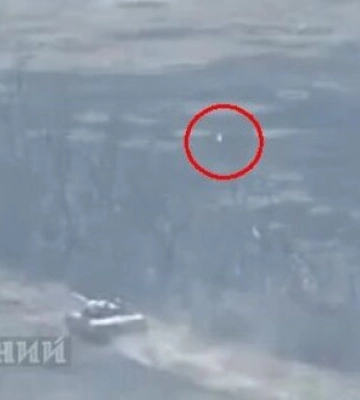 Прямое попадание боеприпаса во вражеский танк Т-80БВ в Донецкой области. ВИДЕО