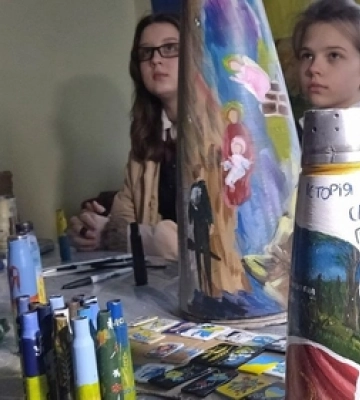 На Волині діти розмальовують гільзи та уламки ракет (відео)