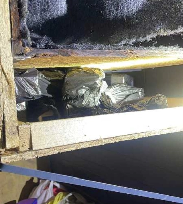 На Одещині прикордонники в мікроавтобусі виявили схованку з сигаретами