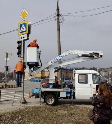 В Харькове ремонтируют разбитые обстрелами светофоры 